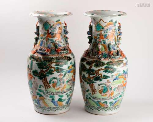 CHINE, Canton Paire de VASES en porcelaine à décor…