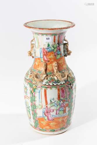 CHINE, Canton VASE en porcelaine à décor polychrom…