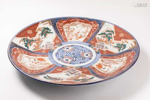 JAPON PLAT circulaire en porcelaine à décor Imari …