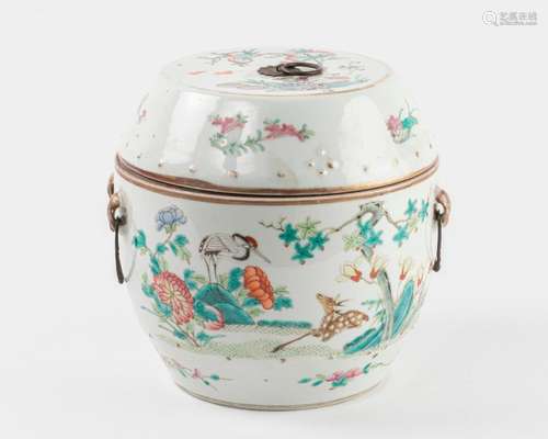 CHINE POT couvert en porcelaine à décor polychrome…