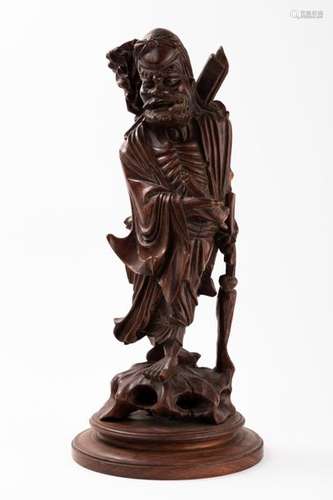 CHINE SAGE debout, bois sculpté et patiné. H. 35,5…