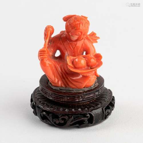 CHINE Elégante au chasse mouche, corail sculpté. S…