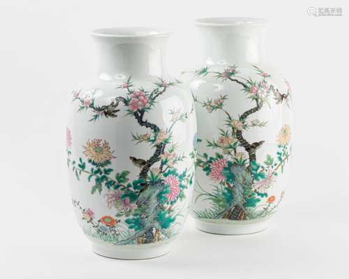 CHINE Paire de VASES ovoïdes en porcelaine à décor…