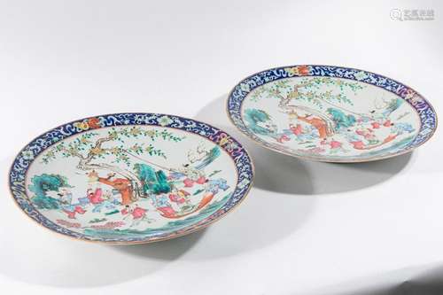 CHINE Paire de PLATS circulaires en porcelaine à d…