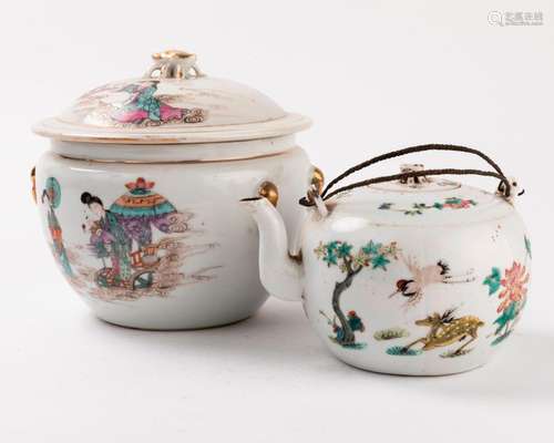 CHINE Lot comprenant une THÉIÈRE en porcelaine pol…