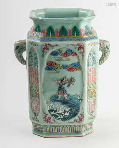 CHINE VASE de section octogonale en porcelaine à d…