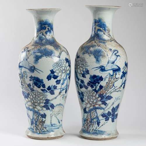 CHINE Paire de VASES balustres en porcelaine à déc…