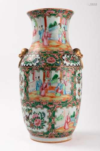 CHINE, Canton VASE en porcelaine à décor de scènes…