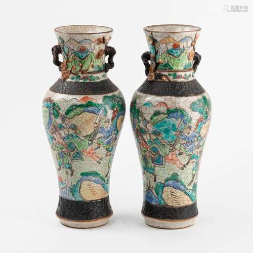 CHINE, Nankin Paire de VASES balustres en grès por…