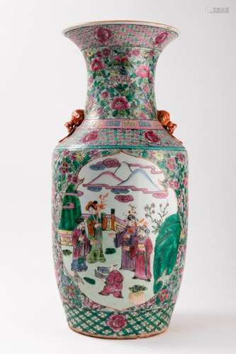 CHINE VASE en porcelaine à décor polychrome de scè…