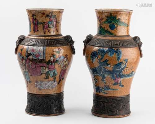 CHINE, Nankin Paire de VASES balustres en grès por…