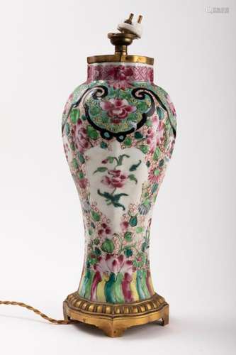 CHINE VASE côtelé en porcelaine à décor polychrome…