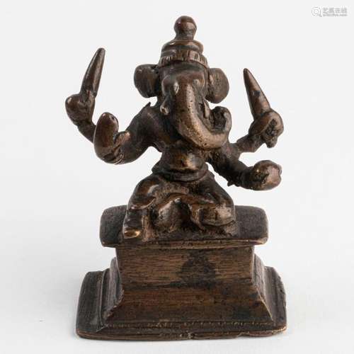 INDE GANESHA en bronze patiné. H. 8,5 cm. Usures.