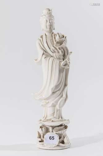 CHINE Guanyin en porcelaine dite Blanc de Chine. H…