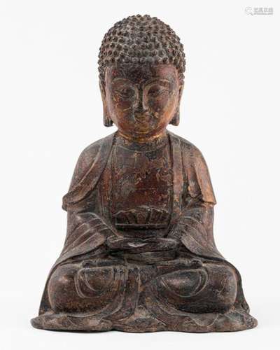 CHINE BUDDHA assis, les mains jointes, bronze pati…