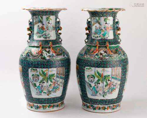 CHINE, Canton Paire de VASES en porcelaine à décor…