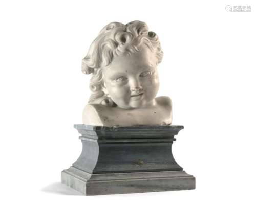 Buste d'enfant souriant en marbre blanc, repose su…