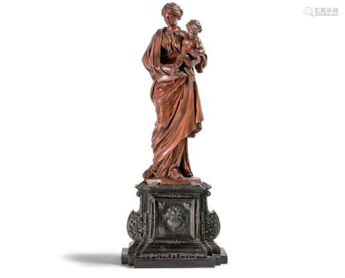 Vierge à l'Enfant en buis sculpté. Repose sur un s…