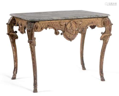 Table console en bois doré et sculpté, les ceintur…