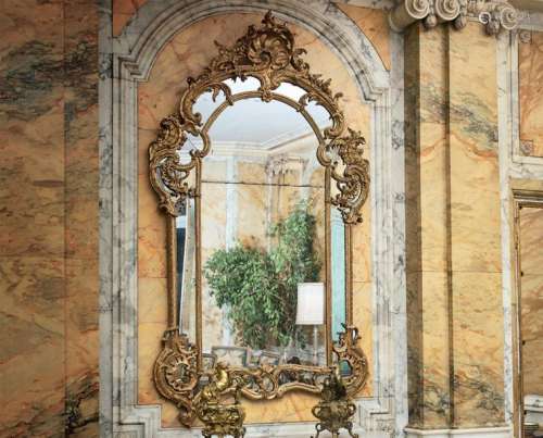 Miroir à parecloses en bois sculpté doré, décor de…