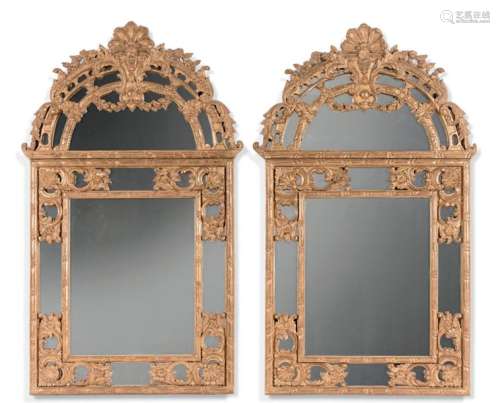 Paire de miroirs à parecloses en bois sculpté et p…
