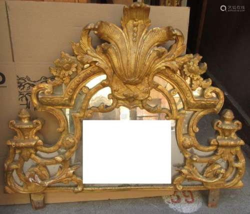 Fronton de miroir en bois sculpté doré (éclats). X…