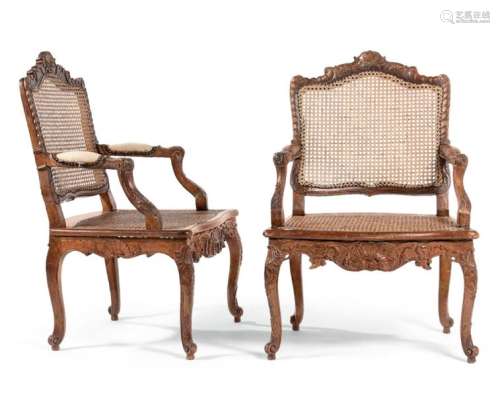 Exceptionnelle paire de fauteuils en bois naturel …
