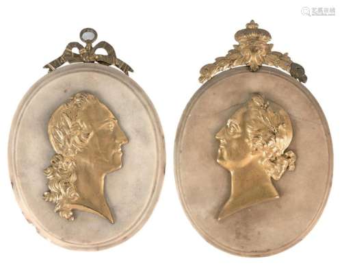 Deux médaillons au profil du Roi Louis XV en bronz…