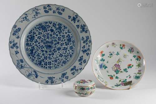 CHINA Porcelain set with polychrome decoration com…