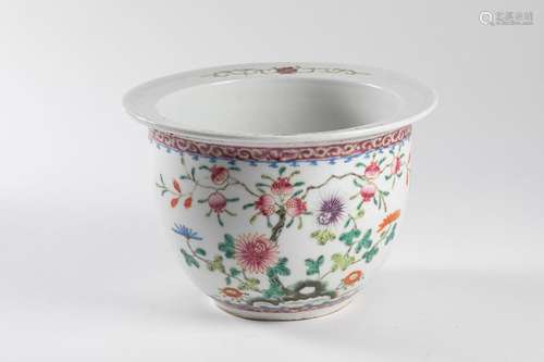 CHINA Small porcelain CACHE POT with polychrome de…