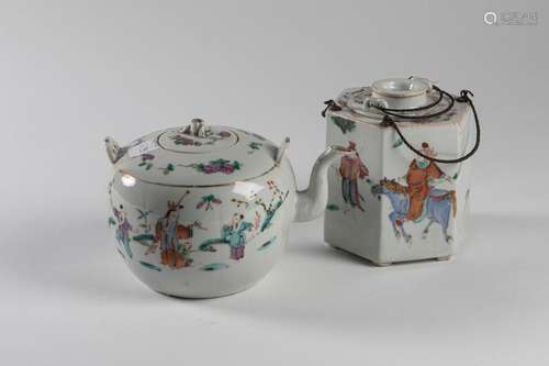 CHINA Set of 2 porcelain teapots with polychrome d…