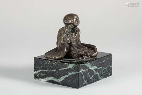 CHINA SUBJECT in patinated bronze depicting a smal…