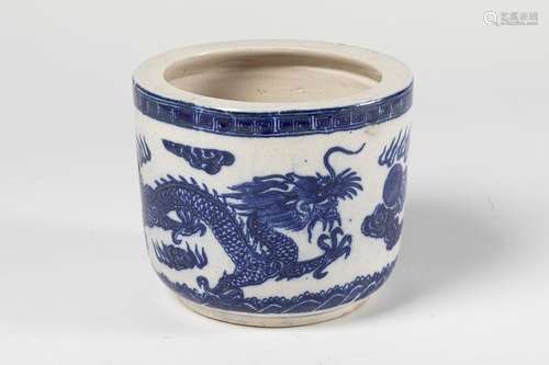 CHINA Small porcelain CACHE POT with blue white de…