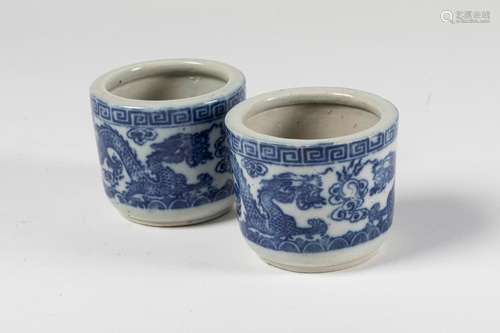 CHINA Pair of small porcelain POTS with blue white…