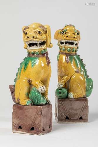 CHINA Pair of Fô DOGS in porcelain with Sancai ena…