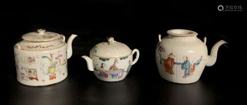 CHINA Three porcelain teapots with polychrome deco…