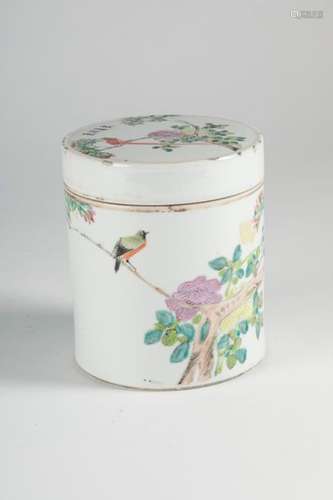 CHINA Covered porcelain box with polychrome decora…