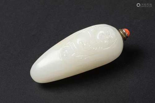 CHINA TABATIÈRE in white jade carved from a Budaï,…