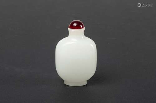 CHINA TABATIÈRE in white jade. H. 7 cm. Missing.