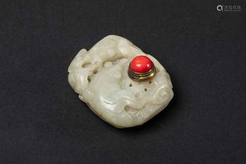 CHINA TABATIÈRE in carved white jade, the coral st…