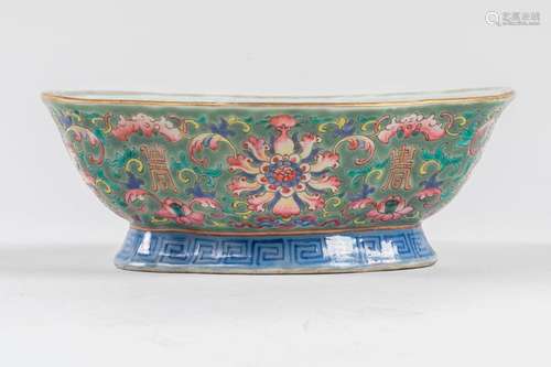 CHINA Quadrilobed porcelain bowl with polychrome d…