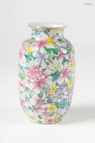 CHINA Small ovoid porcelain VASE with polychrome d…