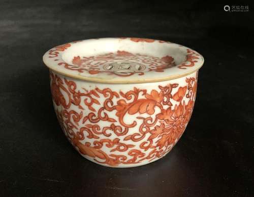 CHINA Small porcelain covered POT with red and whi…