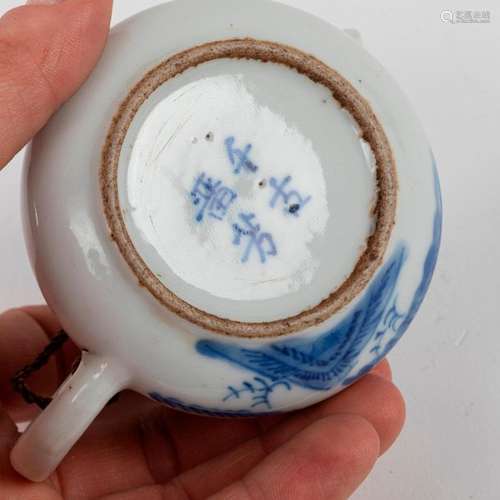 VIETNAM Small porcelain teapot with blue white dec…