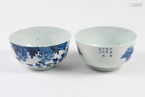 VIETNAM Pair of porcelain bowls with blue white fo…