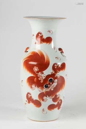 CHINA Porcelain vase decorated with a Fô dog. H. 4…