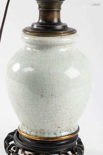 CHINA VASE pansu with cracked cover. H. 21 cm. Mou…