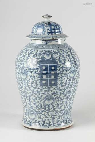 CHINA Porcelain covered pot with blue white rincea…