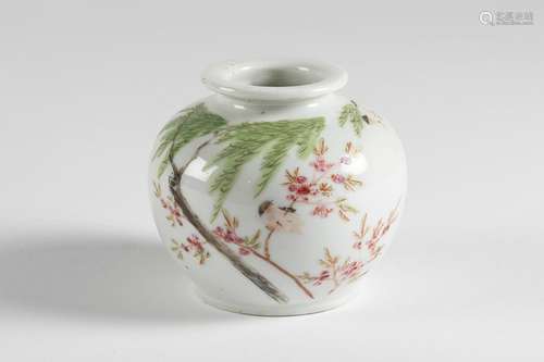 CHINA Small porcelain pot with polychrome decorati…