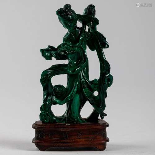 CHINA Elegant carved malachite. H. 8 cm. Wooden ba…